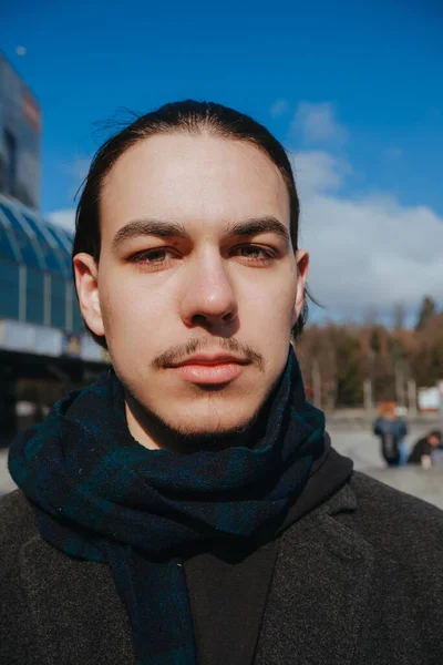 Potret Seorang Mahasiswa Dengan Ransel Jalan Pria Dengan Rambut Panjang — Stok Foto