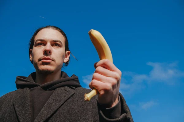 Homem Assassino Com Uma Banana Vez Uma Arma Olhar Zangado — Fotografia de Stock