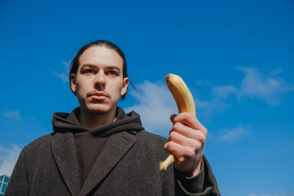 Homem Assassino Com Uma Banana Vez Uma Arma Olhar Zangado — Fotografia de Stock