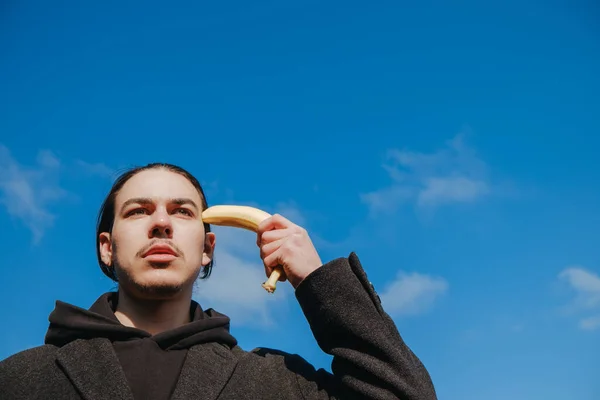 Jovem Gay Hipster Fazer Banana Suicídio Rua Céu — Fotografia de Stock
