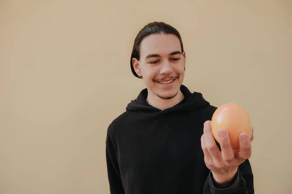 Homem Branco Magro Alto Bonito Novo Com Laranjas Equilíbrio Cabelo — Fotografia de Stock