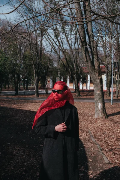 公园里戴着红色面具戴着太阳镜的超级英雄 — 图库照片