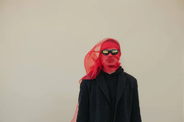 Superheld Man Met Rood Masker Zonnebril Mode Vechter Gele Achtergrond — Stockfoto