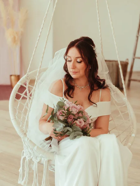 Свадебная прическа и макияж, красивая молодая невеста с цветочным венком на брачное утро, счастливая кавказская девушка невеста свадебный вид. зерновой эффект — стоковое фото
