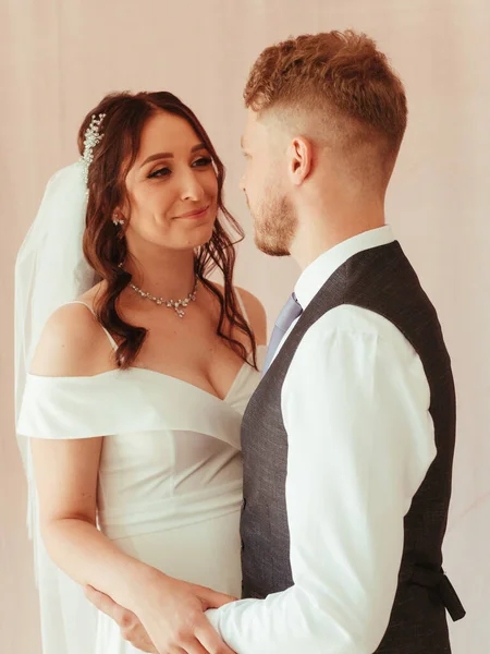 Hermosa joven boda pareja en restaurante grano efecto —  Fotos de Stock