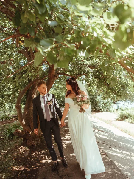 Happy ślub para spacery w parku botanicznym ziarna efekt autentyczne — Zdjęcie stockowe