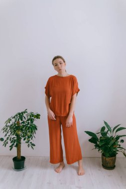 Kırmızı kumaşlı beyaz bir kadının portresi..