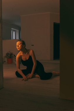 Tadilat sırasında evdeki kadın portresi. Karanlık. Modelde spot ışığı