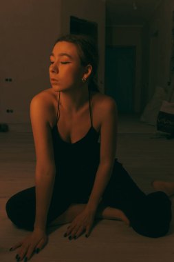 Tadilat sırasında evdeki kadın portresi. Karanlık. Modelde spot ışığı