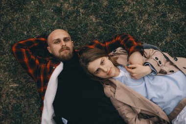 Çimlerin üzerinde yatan genç bir çift. Yaz aşkı