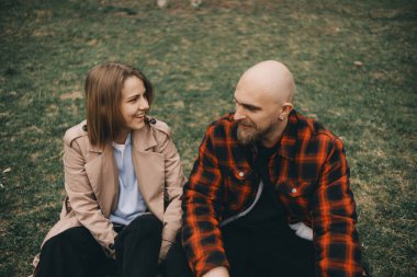 Çimlerin üzerinde yatan genç bir çift. Yaz aşkı