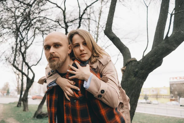 Casal amoroso abraçar uns com os outros. Árvore no fundo — Fotografia de Stock