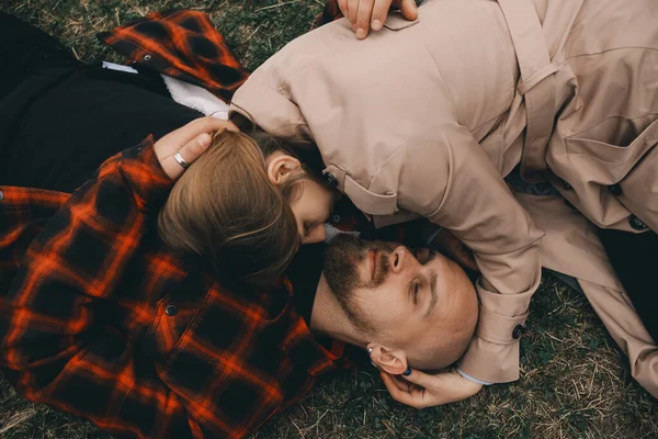 Mladý pár ležící na trávě. letní láska — Stock fotografie