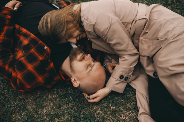 Unga par som ligger på gräs. sommarkärlek — Stockfoto