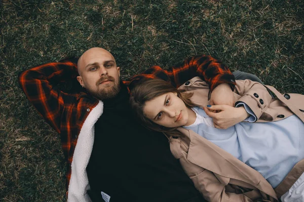 年轻夫妇躺在草地上。夏天的爱情 — 图库照片