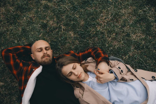 Jovem casal deitado na grama. amor de verão — Fotografia de Stock