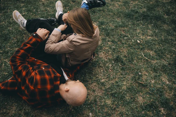 Mladý pár ležící na trávě. letní láska — Stock fotografie