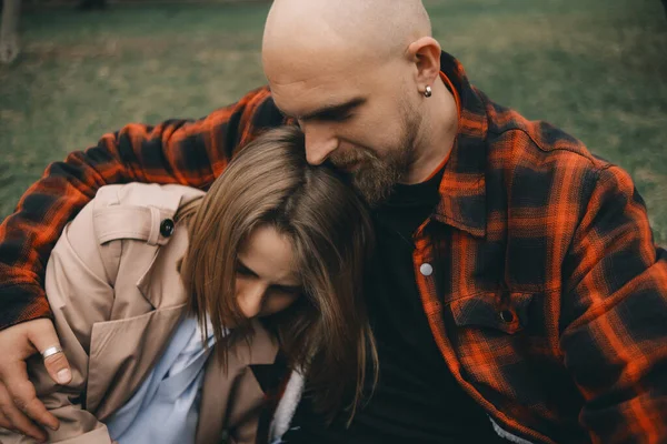 Mladý pár ležící na trávě. letní láska — Stock fotografie