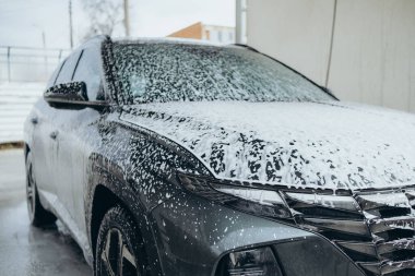 Otomatik oto yıkama devrede. Büyük siyah araba.