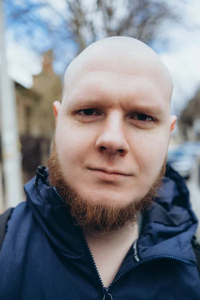 Um homem branco com cabeça careca e barba tem um descanso em um parque — Fotografia de Stock