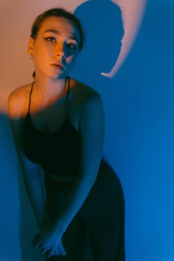 Spot ışığı olan genç bir kadının portresi