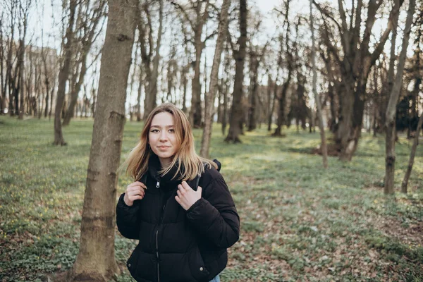 Kvinna resenär med ryggsäck och tittar på fantastisk skog, wanderlust resekoncept, utrymme för text, atmosfärisk episka — Stockfoto