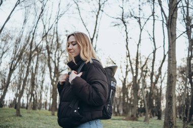 Sırt çantalı kadın gezgin ve muhteşem ormanlara, seyahat konseptine, yazı için yere, atmosferik destanlara bakıyor.