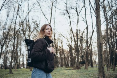 Sırt çantalı kadın gezgin ve muhteşem ormanlara, seyahat konseptine, yazı için yere, atmosferik destanlara bakıyor.