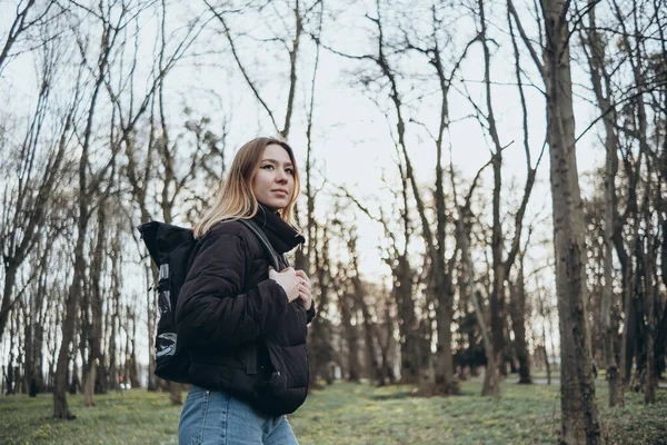 Sırt çantalı kadın gezgin ve muhteşem ormanlara, seyahat konseptine, yazı için yere, atmosferik destanlara bakıyor.