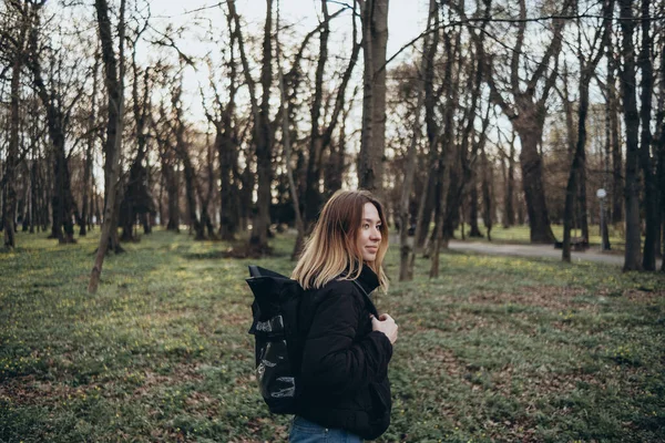 Vrouw reiziger met rugzak en op zoek naar geweldig bos, zwerflust reisconcept, ruimte voor tekst, atmosferische epische — Stockfoto