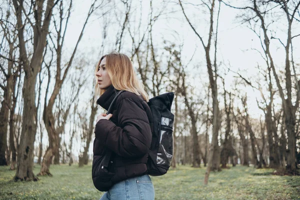 Viajero mujer con mochila y mirando bosque increíble, viajero concepto de viaje, espacio para el texto, épica atmosférica Imágenes de stock libres de derechos