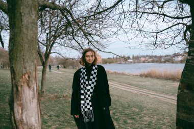 Parkta yürüyen kadın.