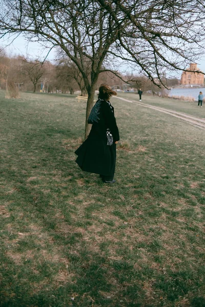 在公园里散步跳舞的女人 — 图库照片
