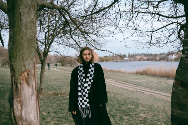 Parkta yürüyen kadın.