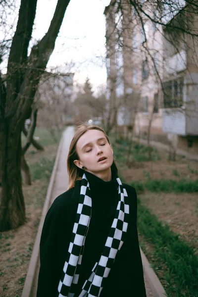 Parkta yürüyen kadın.