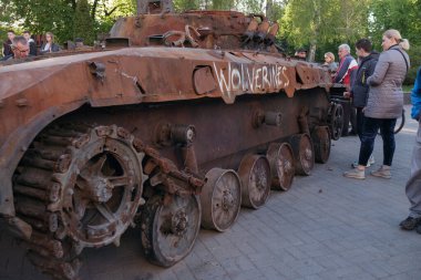 Vinnitsa. 5 Mayıs 2022 Ukrayna 'ya karşı savaş. Rus ganimet ekipmanları Ukrayna Silahlı Kuvvetleri tarafından yok edildi. İşaretli porsuklar