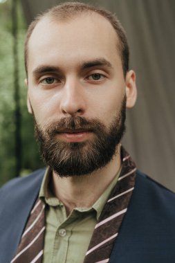 Klasik süitte sakallı bir adam.