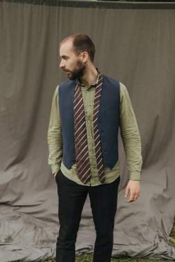 Klasik süitte sakallı bir adam.