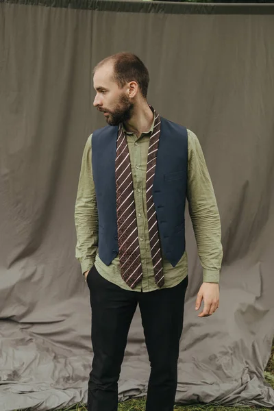 Klasik süitte sakallı bir adam.