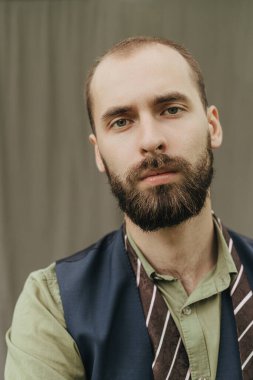 Klasik süitte sakallı bir adam.