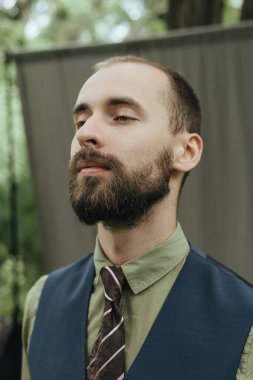 Klasik süitte sakallı bir adam.