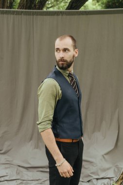 Klasik süitte sakallı bir adam.