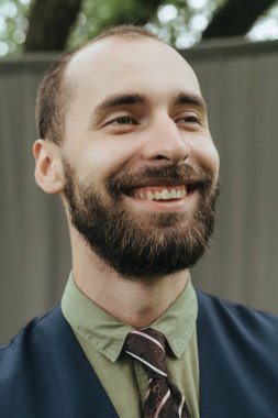 Klasik süitte sakallı bir adam.