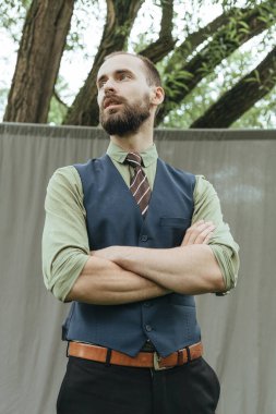 Klasik süitte sakallı bir adam.