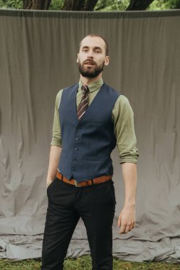 Klasik süitte sakallı bir adam.