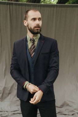 Klasik süitte sakallı bir adam.