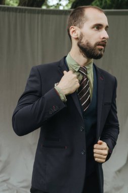 Klasik süitte sakallı bir adam.