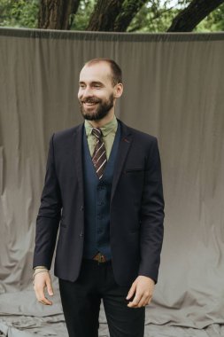 Klasik süitte sakallı bir adam.