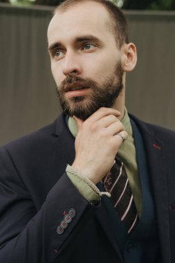 Klasik süitte sakallı bir adam.