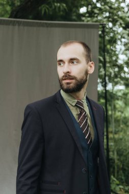 Klasik süitte sakallı bir adam.